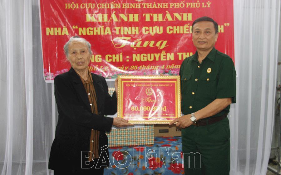 Hội CCB T.P Phủ Lý bàn giao nhà “Nghĩa tình cựu chiến binh”