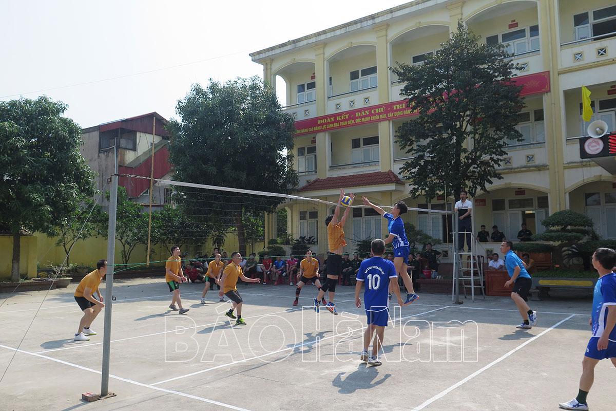 Ban CHQS huyện Bình Lục tổ chức giao lưu bóng chuyền nhân kỷ niệm Ngày 30/4, 1/5