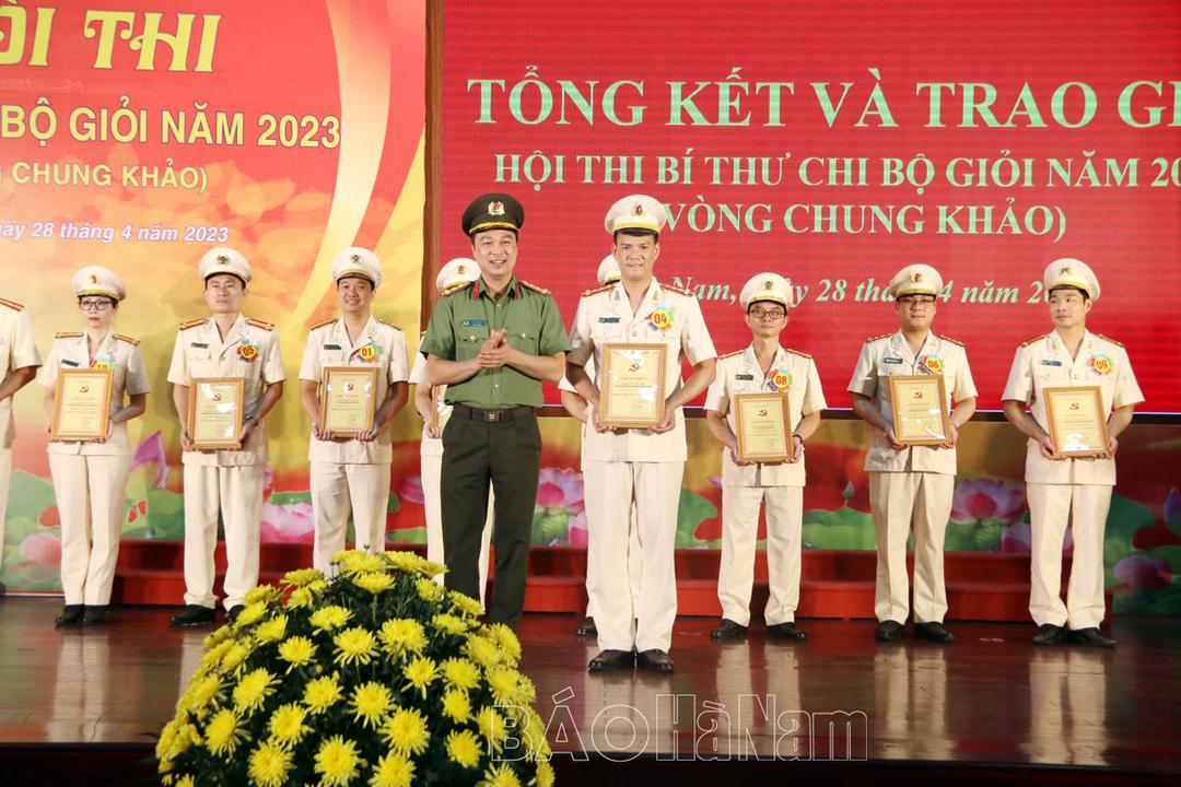 Đại úy Trần Văn Thìn đạt giải Nhất Hội thi Bí thư Chi bộ giỏi năm 2023 Công an tỉnh Hà Nam