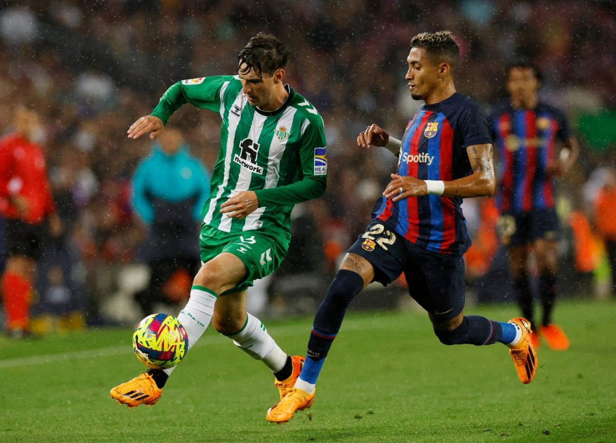 Barca tiến sát ngôi vương La Liga