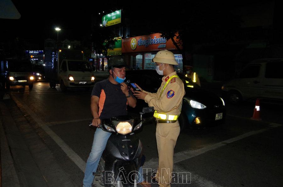 Công an thành phố Phủ Lý tăng cường xử lý các trường hợp vi phạm nồng độ cồn dịp nghỉ lễ 30/4 – 1/5