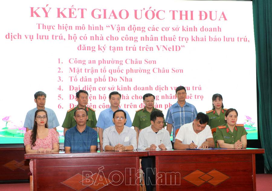 Phường Châu Sơn triển khai mô hình “Vận động các cơ sở kinh doanh dịch vụ lưu trú, hộ có nhà cho công nhân thuê trọ khai báo lưu trú, đăng ký tạm trú trên VNeID”