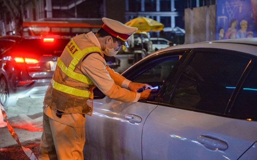 Phải làm gì khi không uống rượu bia mà vẫn thổi lên nồng độ cồn?