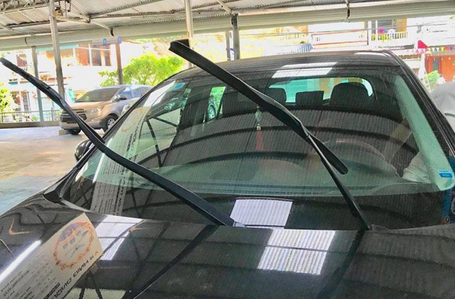 Dựng cần gạt mưa khi đỗ xe có tăng tuổi thọ cho lưỡi cao su?