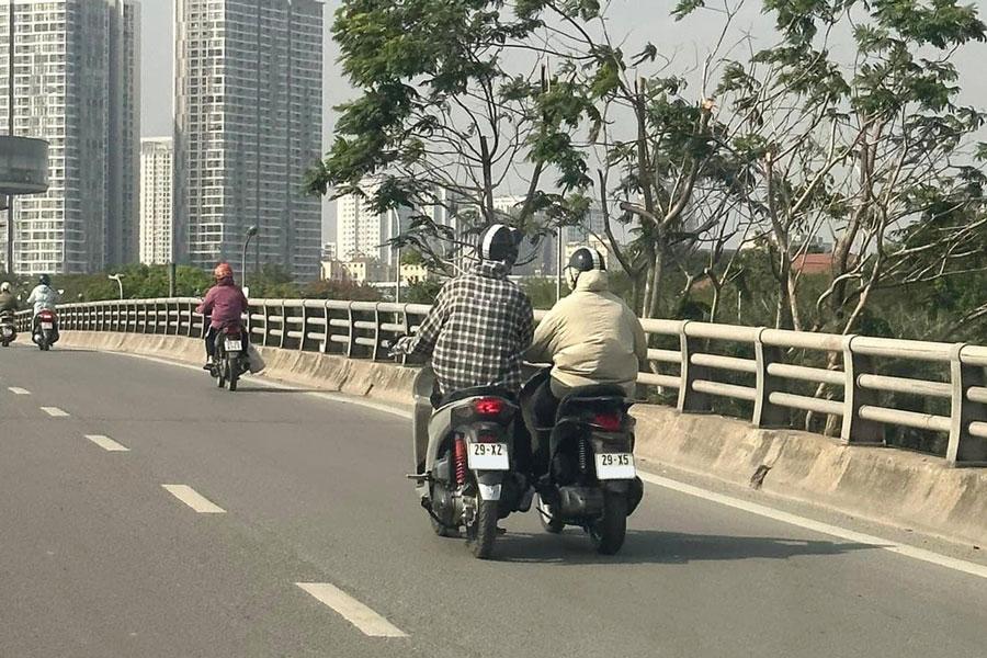 Xe máy đẩy, kéo nhau trên đường bị phạt thế nào?