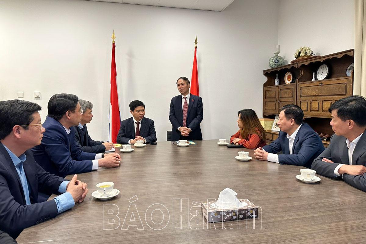 Đồng chí Chủ tịch UBND tỉnh Trương Quốc Huy làm việc với Đại sứ quán Việt Nam tại Hà Lan