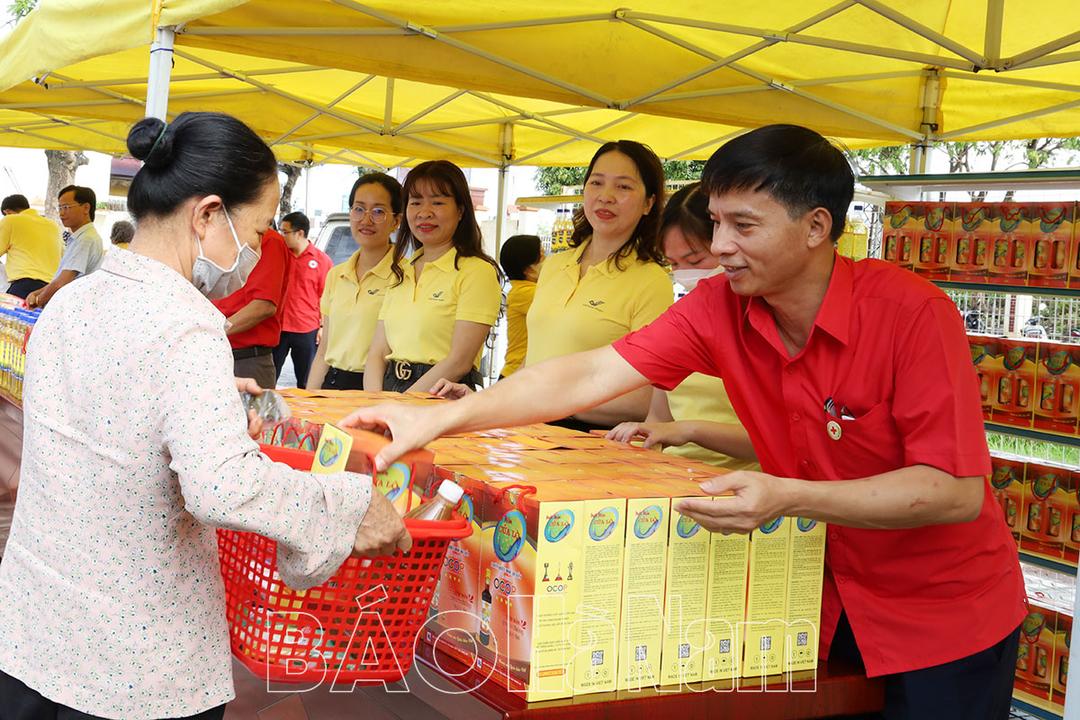 Hội CTĐ thành phố Phủ Lý tặng 300 suất quà cho người có hoàn cảnh khó khăn trong Tháng Nhân đạo