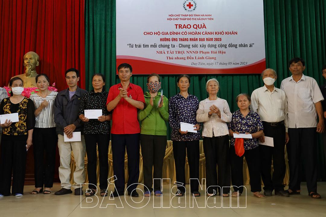 Hội Chữ thập đỏ thị xã Duy Tiên tặng 200 suất quà cho hộ gia đình có hoàn cảnh khó khăn