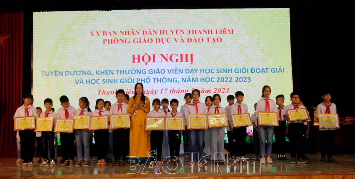 Huyện Thanh Liêm tuyên dương, khen thưởng giáo viên và học sinh giỏi năm học 2022-2023