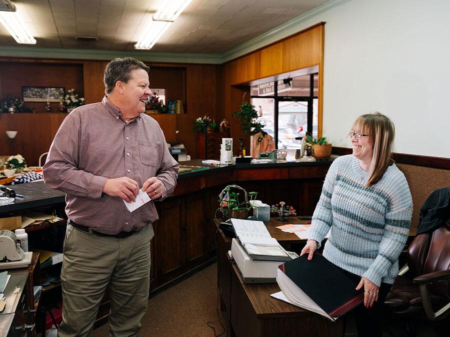 Ngân hàng nhỏ nhất nước Mỹ chỉ có hai nhân viên, không thu phí giao dịch