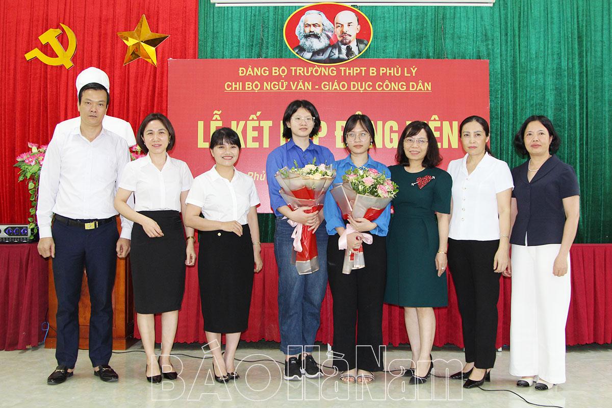 2 học sinh ưu tú Trường THPT B Phủ Lý được kết nạp vào Đảng