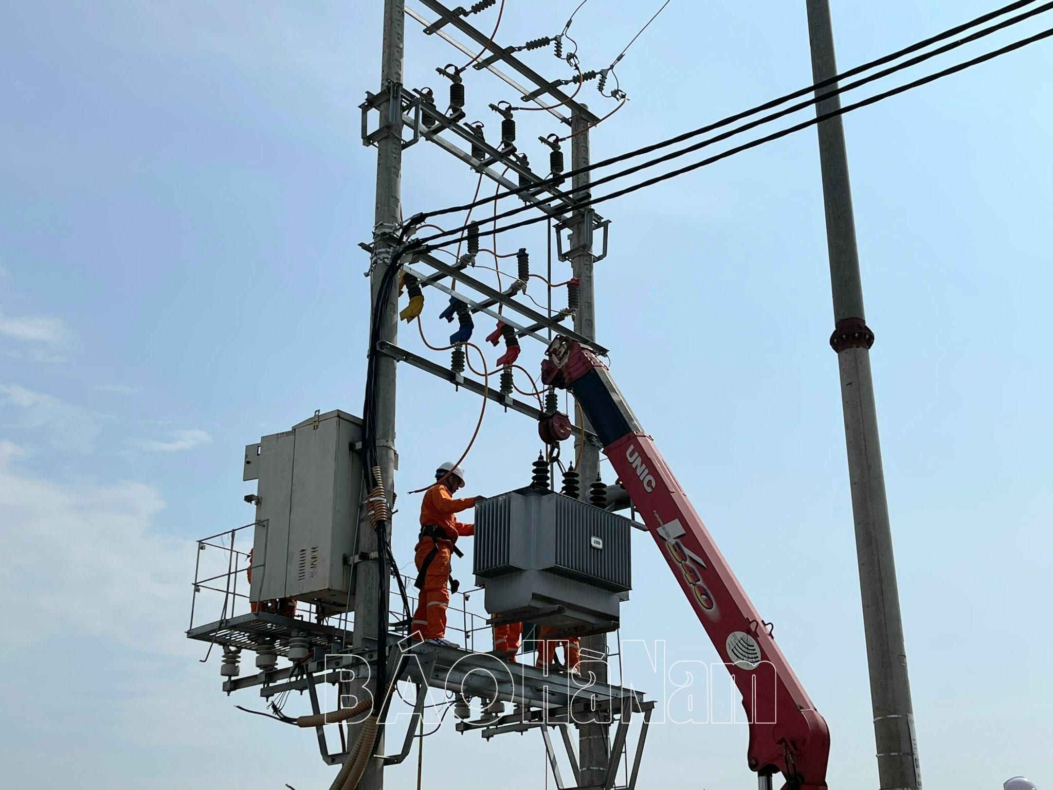 Nắng nóng nhiều TBA quá tải khi cấp điện