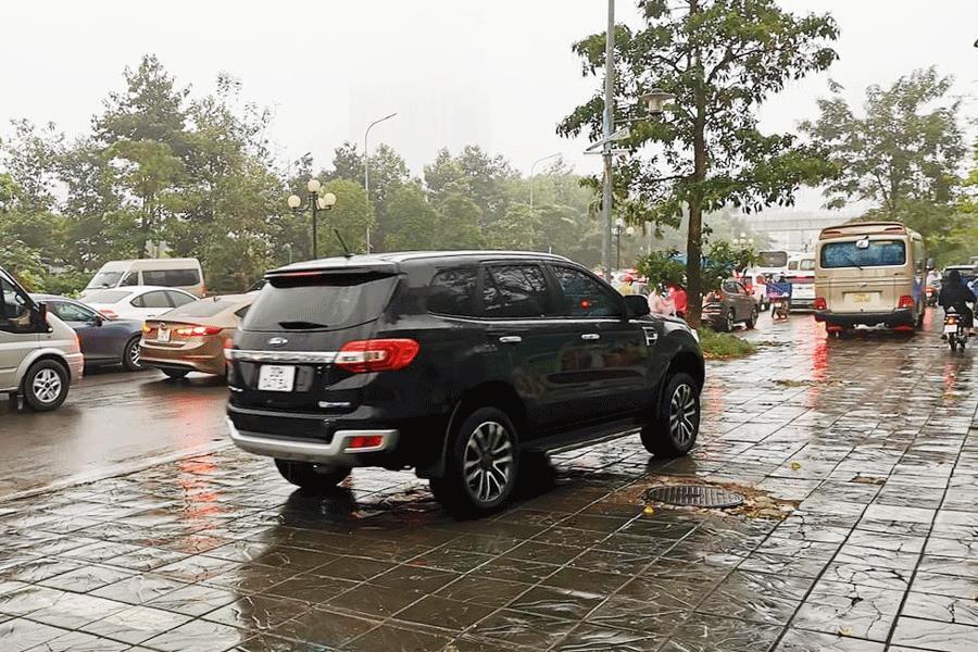 Điều khiển ô tô, xe máy đi trên vỉa hè bị phạt nặng thế nào?