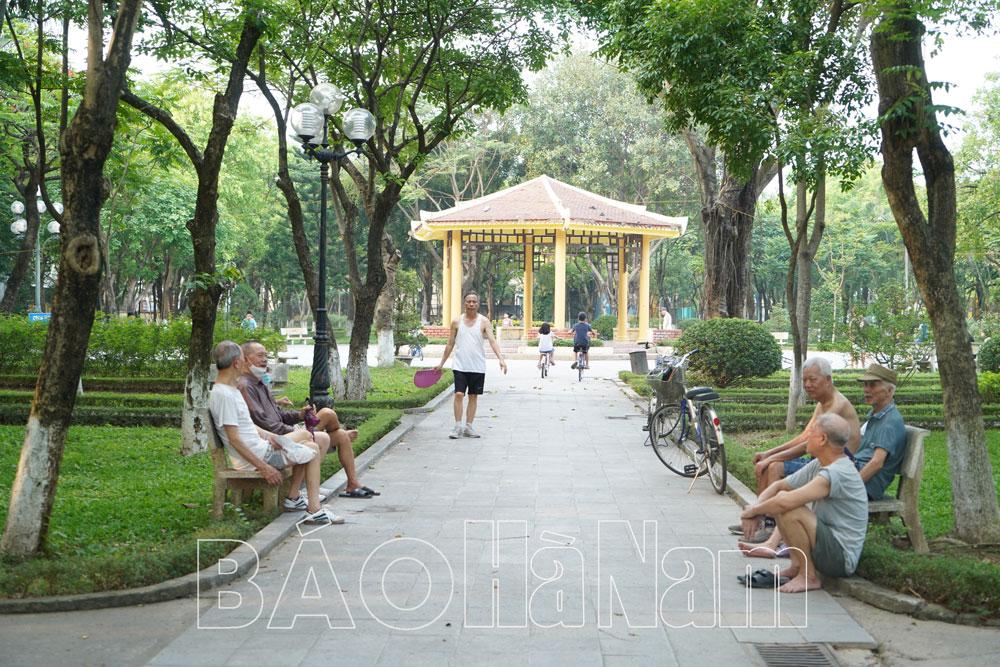 Nắng nóng gay gắt, người dân vất vả tìm cách "giải nhiệt"