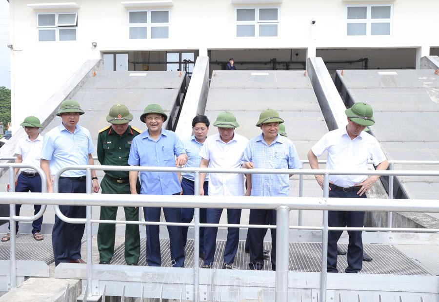 Phó Chủ tịch UBND tỉnh Nguyễn Đức Vượng kiểm tra một số công trình phòng chống lụt bão