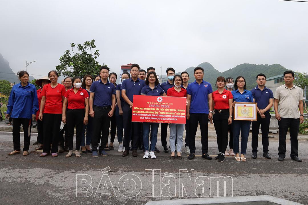 Hội Chữ thập đỏ tỉnh tổ chức chương trình trồng hoa tại khu giãn dân thôn Đồng Sơn (xã Liên Sơn)