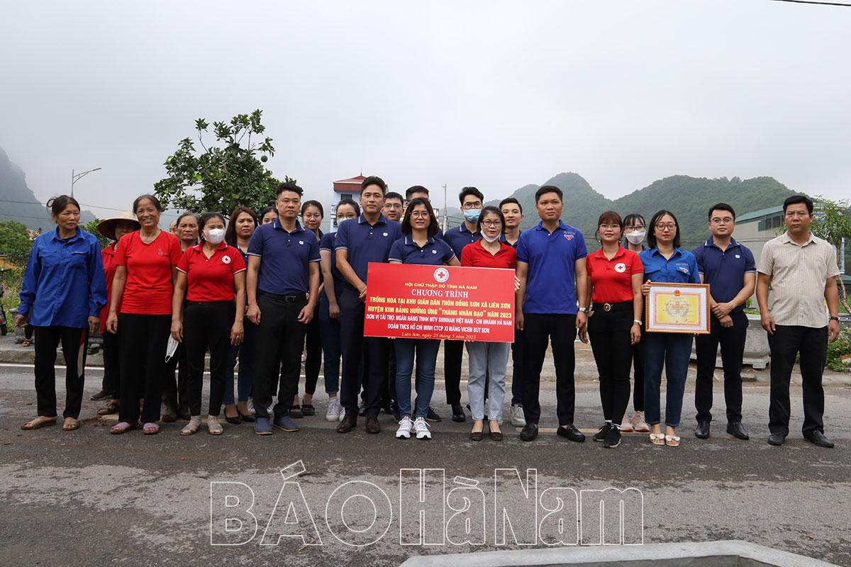 Hội Chữ thập đỏ tỉnh tổ chức chương trình trồng hoa tại khu giãn dân thôn Đồng Sơn (xã Liên Sơn)