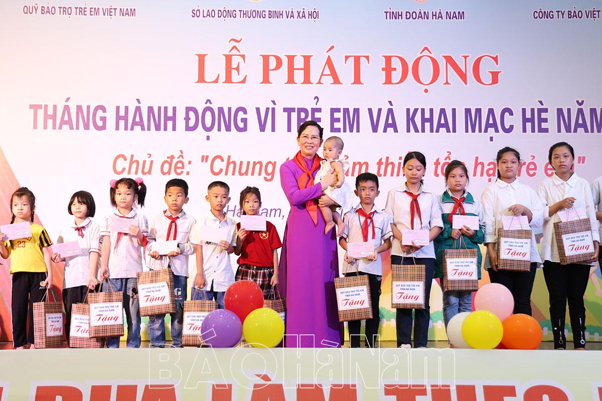 Đồng chí Bí thư Tỉnh ủy Lê Thị Thuỷ dự Lễ phát động Tháng hành động vì trẻ em và khai mạc hè năm 2023