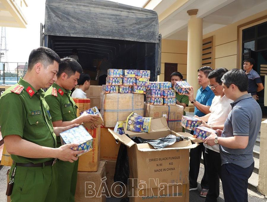 Công an tỉnh phá chuyên án buôn bán hàng cấm, thu giữ gần 3 tấn pháo nổ