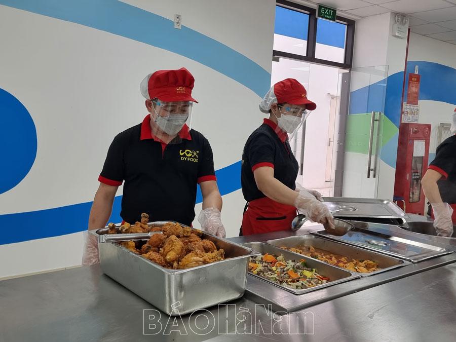 Quan tâm chăm lo bữa ăn ca cho người lao động