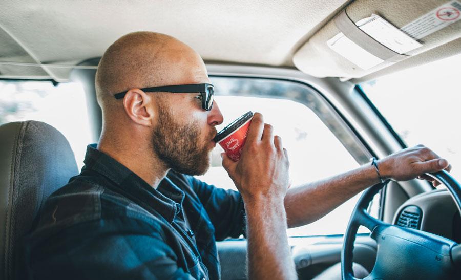 Tài xế có thể bị phạt nặng khi vừa uống nước vừa lái xe