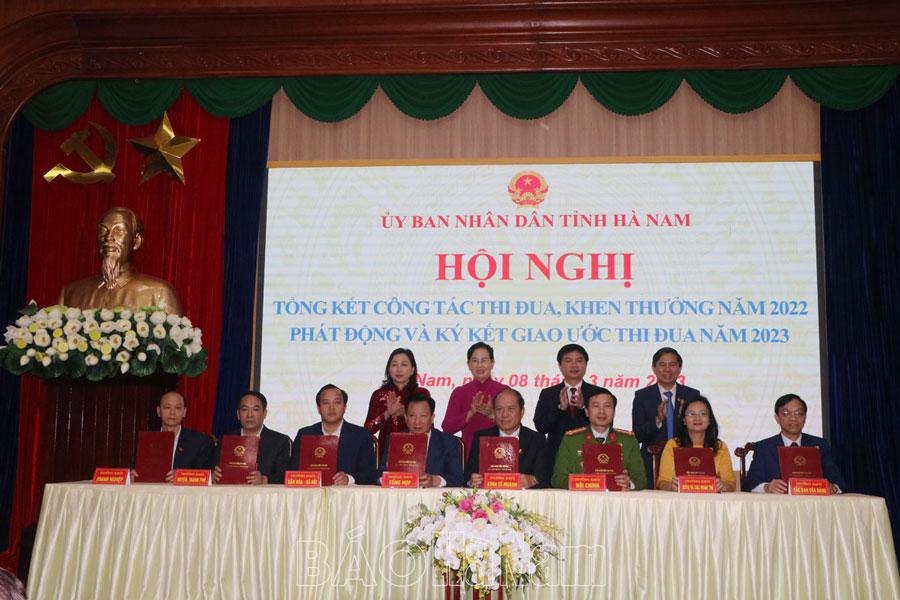 Tiếp tục đẩy mạnh phong trào thi đua yêu nước, xây dựng tỉnh Hà Nam ngày càng giàu đẹp, văn minh