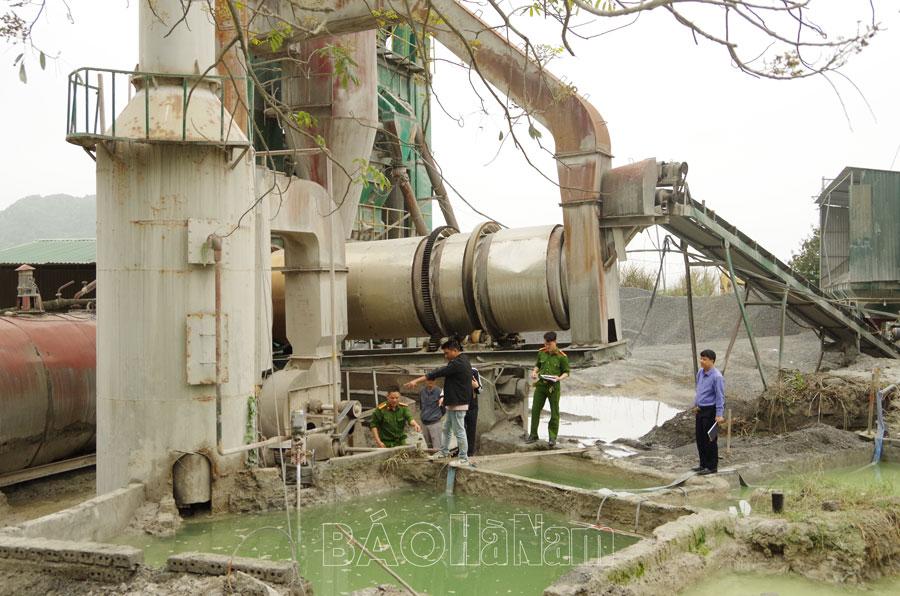 Bắt quả tang công ty ở Thanh Liêm xả gần 412 tấn chất thải chưa qua xử lý ra môi trường