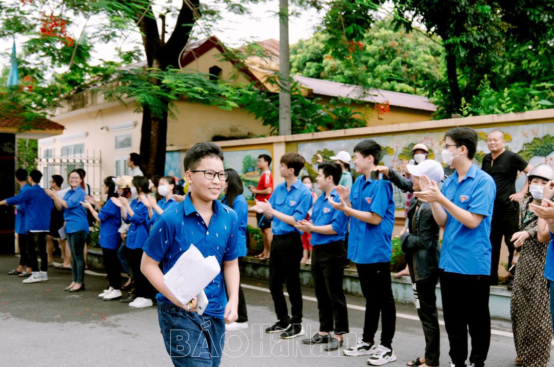 Những áo xanh tình nguyện mùa thi