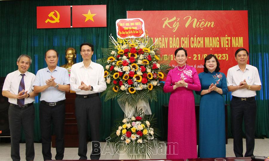 Đồng chí Bí thư Tỉnh ủy Lê Thị Thủy thăm, chúc mừng Báo Hà Nam, Văn phòng đại diện Báo Nhân dân tại Hà Nam nhân Ngày Báo chí cách mạng Việt Nam