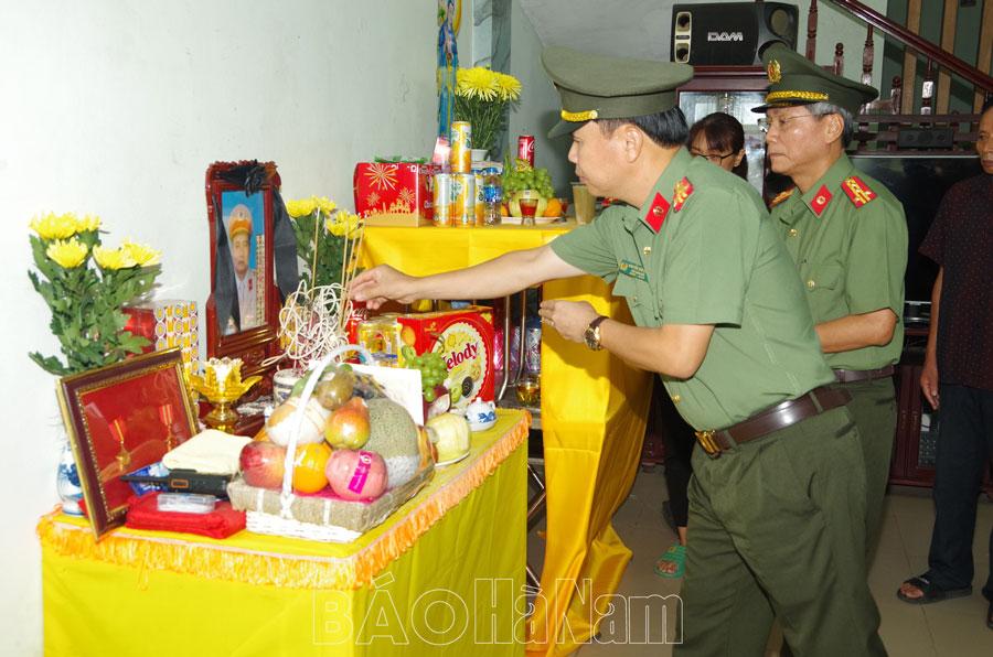 Công an tỉnh Hà Nam và Vĩnh Phúc: Thăm hỏi, động viên thân nhân cán bộ, chiến sỹ hy sinh khi làm nhiệm vụ