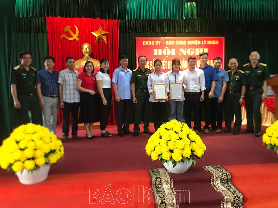 Ban CHQS huyện Lý Nhân công bố quyết định về việc nhận “Con đỡ đầu đơn vị”