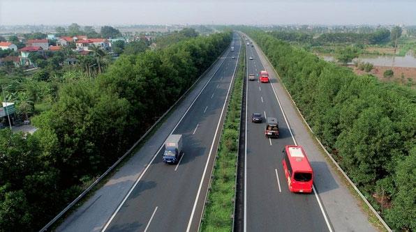 Chặt hạ hàng cây xanh dọc cao tốc Cầu Giẽ - Ninh Bình