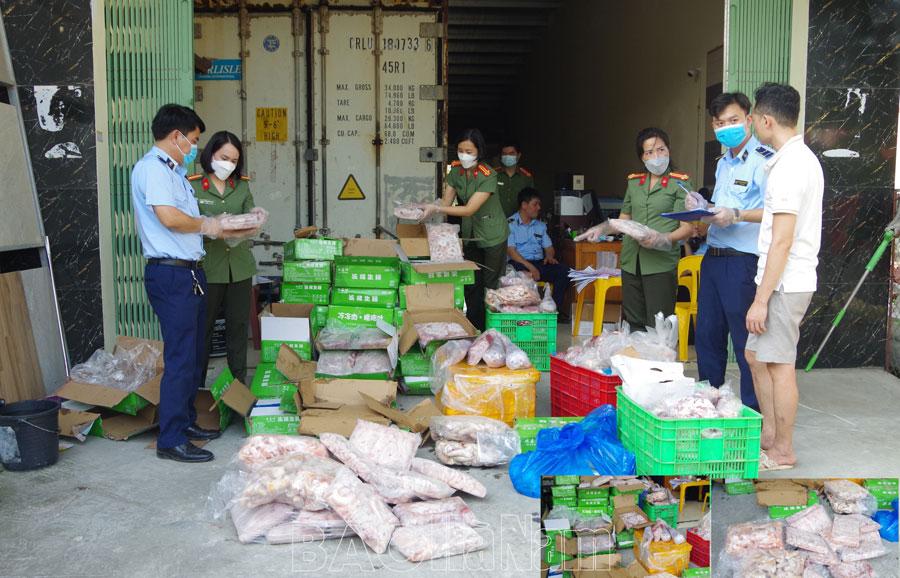 Xử phạt 51 triệu đồng hộ kinh doanh chứa gần 1 tấn thực phẩm đông lạnh không rõ nguồn gốc, xuất xứ