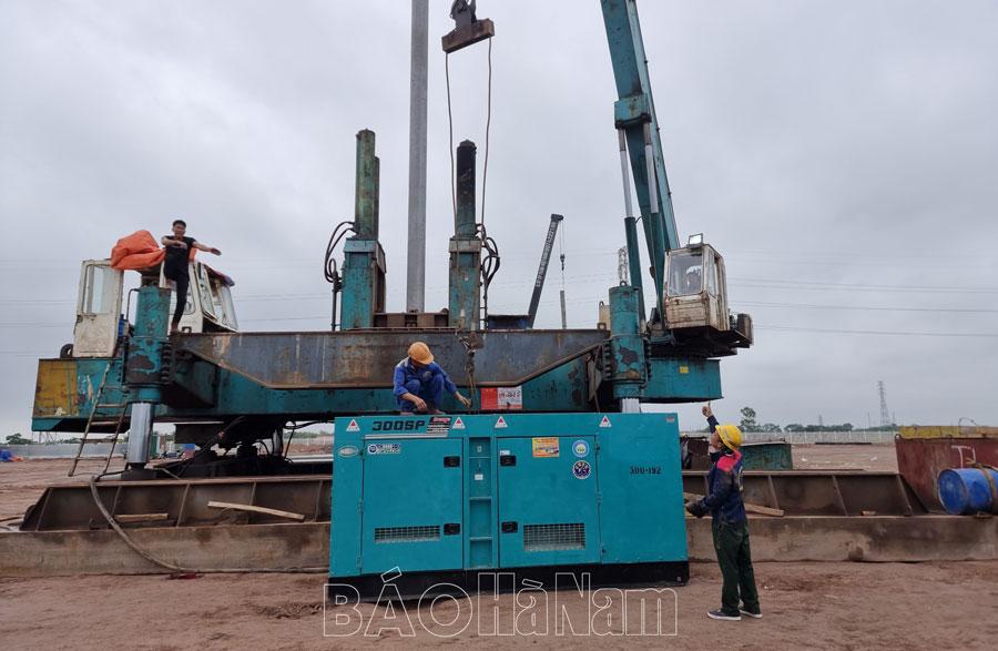 Máy phát điện, quạt tích điện “sốt” theo mùa nóng