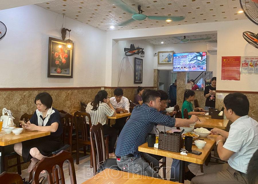 Gia tăng dịch vụ ăn uống ngoài gia đình trong mùa nóng