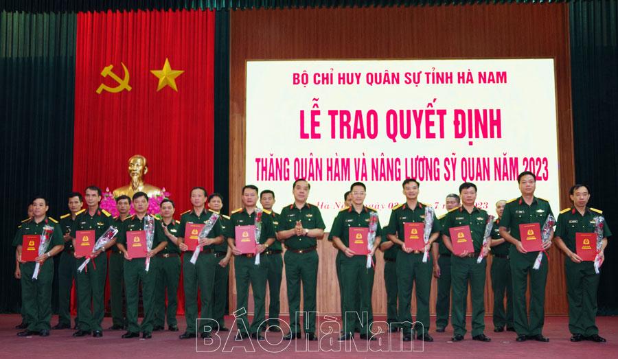 Bộ CHQS tỉnh trao quyết định thăng quân hàm và nâng lương sĩ quan