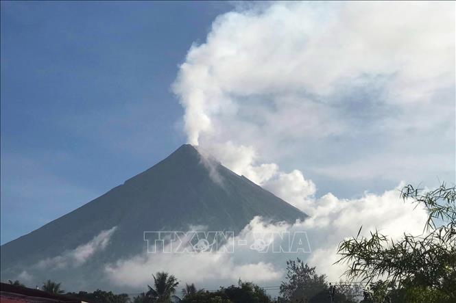 Núi lửa Mayon phun trào tại Philippines, làm gia tăng hoạt động địa chấn