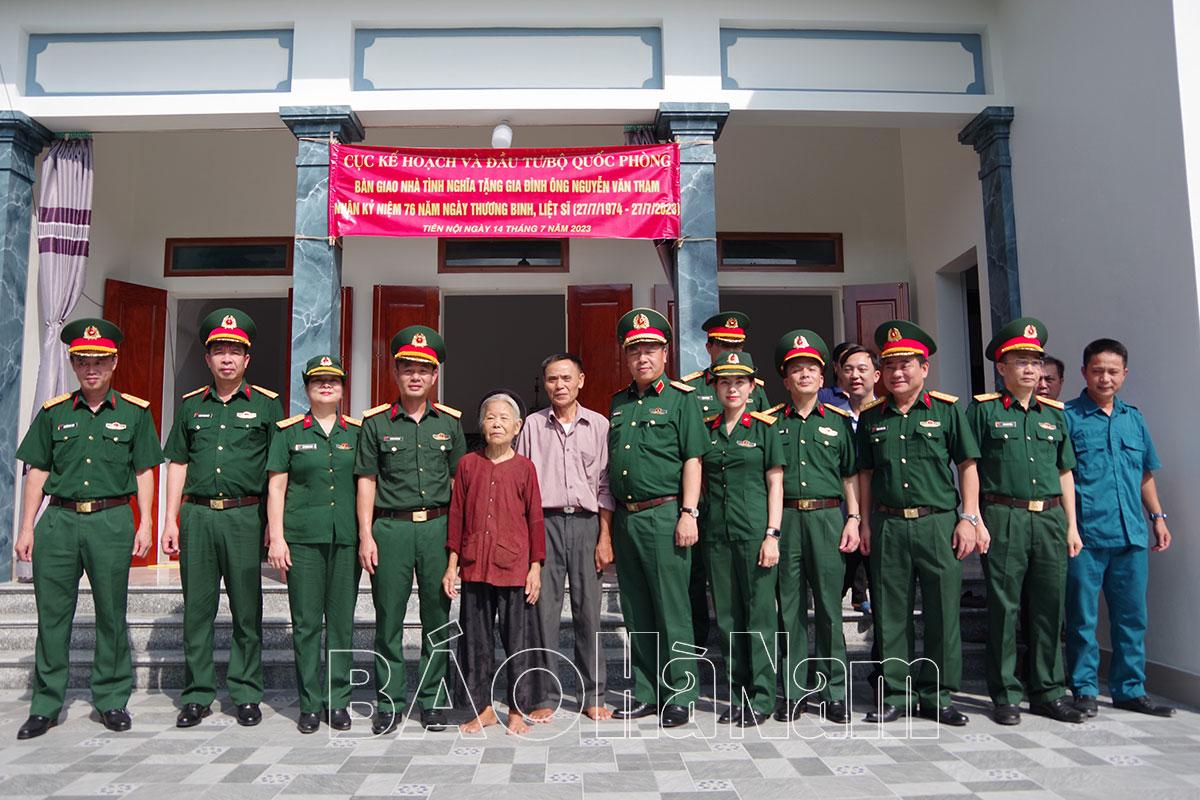 Ban CHQS thị xã Duy Tiên phối hợp bàn giao nhà tình nghĩa cho đối tượng chính sách