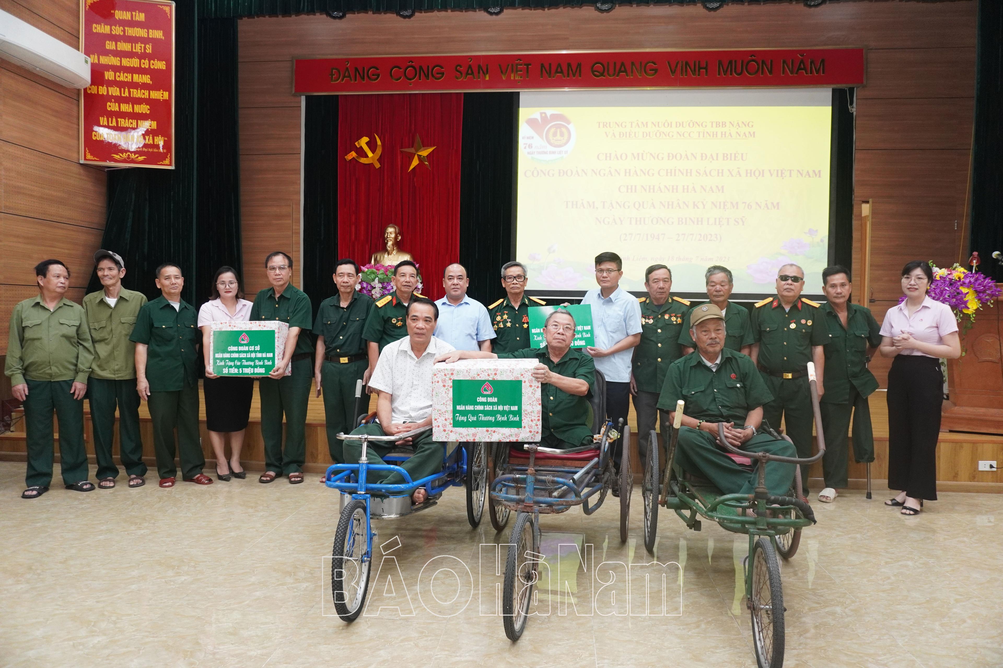 Chi nhánh NHCSXH tỉnh tặng quà các Trung tâm Điều dưỡng Thương bệnh binh