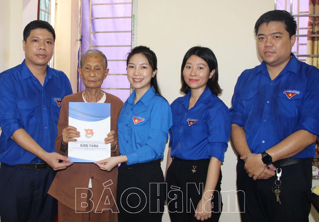 Chi đoàn Sở Nội vụ, ĐTN phường Hai Bà Trưng tổ chức bữa cơm sum vầy cùng thân nhân liệt sĩ