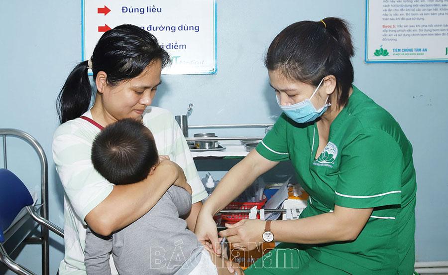 Bảo đảm đủ lượng vắc - xin tiêm phòng các bệnh truyền nhiễm cho trẻ