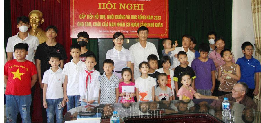 Hội NNCĐDC/dioxin tỉnh cấp tiền học bổng, nuôi dưỡng cho con, cháu nạn nhân có hoàn cảnh khó khăn