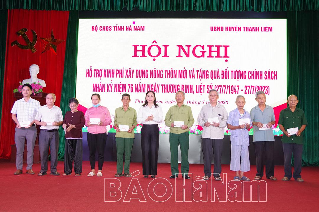Bộ CHQS tỉnh phối hợp trao kinh phí hỗ trợ xây dựng nông thôn mới và tặng quà đối tượng chính sách xã Thanh Nghị