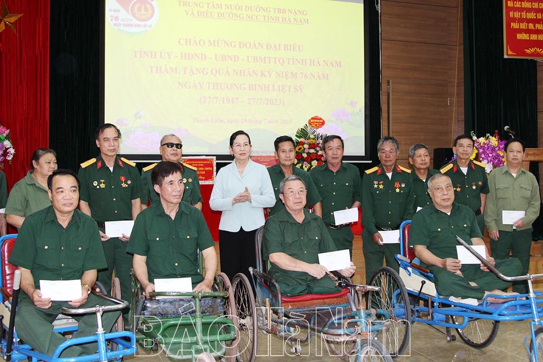 Đồng chí Bí thư Tỉnh ủy Lê Thị Thủy thăm, tặng quà nhân ngày Thương binh Liệt sỹ