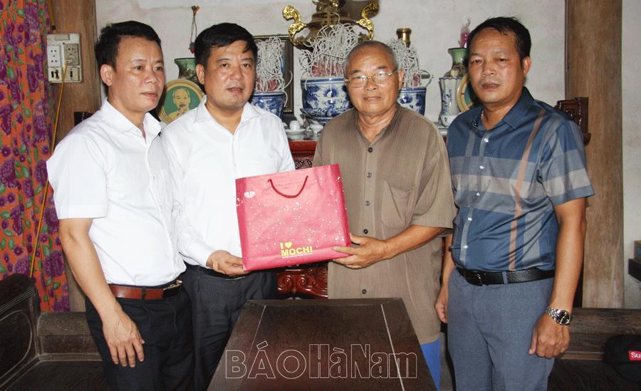 Hội Nông dân tỉnh tổ chức đi thăm, tặng quà nhân Ngày Thương binh – Liệt sỹ
