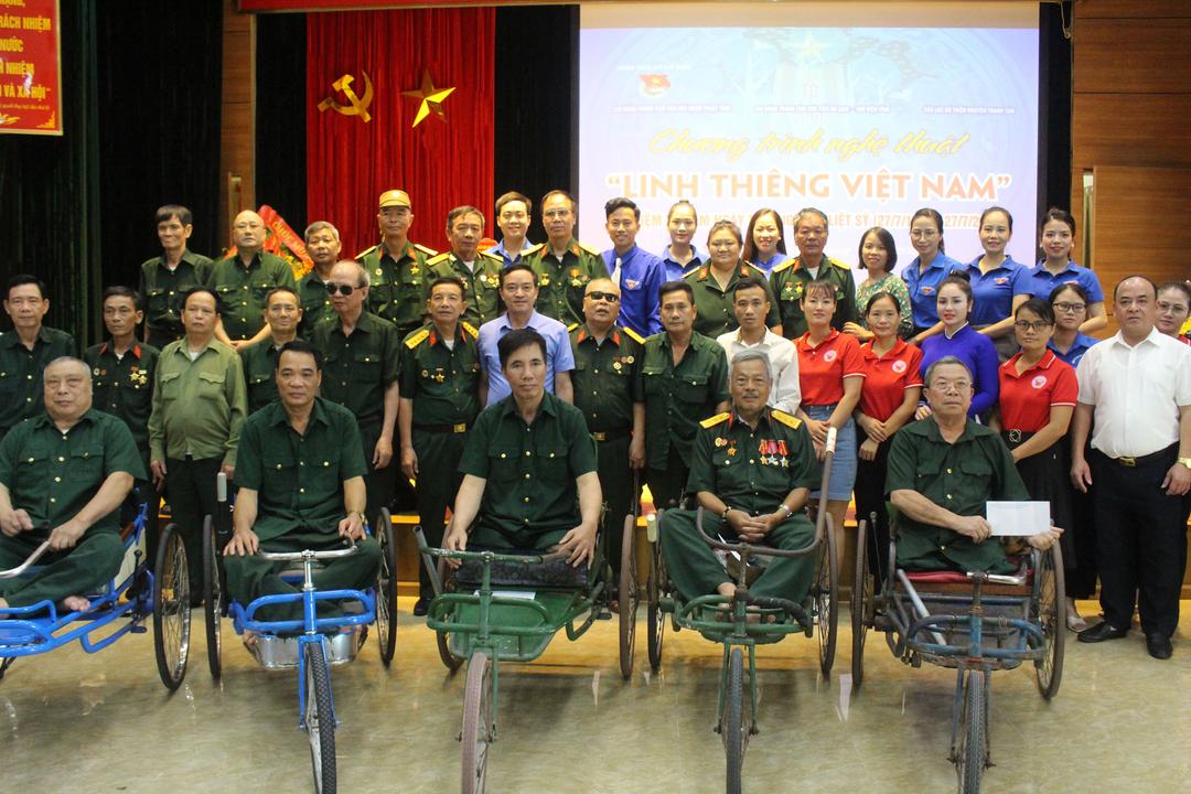 Đoàn viên Trung tâm Văn hóa Nghệ thuật tỉnh phối hợp thăm, tặng quà và biểu diễn văn nghệ nhân ngày Thương binh liệt sĩ