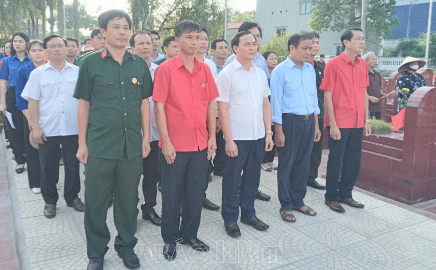 Đảng ủy Khối các cơ quan, Hội Chữ thập đỏ tỉnh tặng quà đối tượng chính sách tại phường Lê Hồng Phong