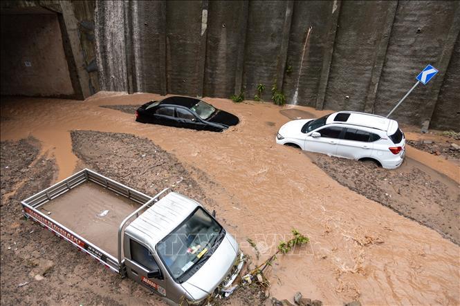 Trung Quốc ban bố cảnh báo màu Đỏ về lũ lụt ở vùng núi