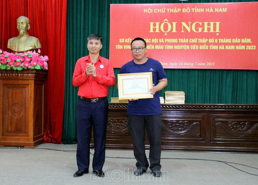 Người có thành tích xuất sắc trong công tác hiến máu tình nguyện