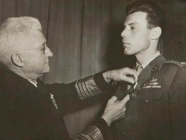 Câu chuyện đằng sau điệp viên Mỹ đầu hàng phát xít Đức